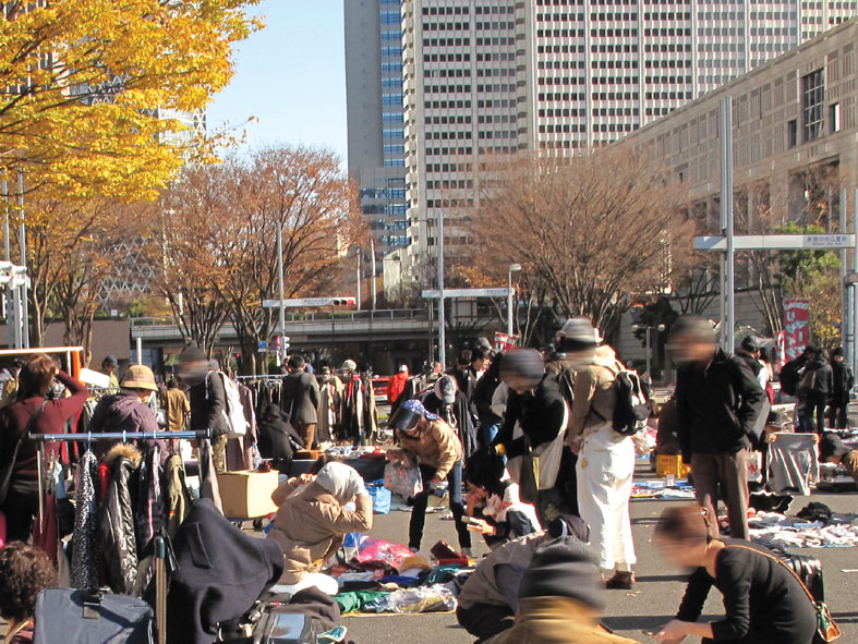 人気再燃 外国人観光客が多く来場し 活気あるフリーマーケットに 新宿中央公園 全国イベント会場レポート フリーマーケット開催情報満載 フリマガイド