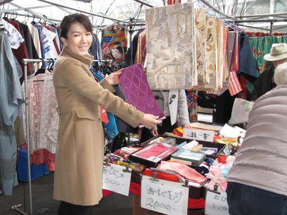 骨董市で着物を買ってみました 買物編 取材リポート 編集部からのおすすめ情報 フリーマーケット開催情報満載 フリマガイド 骨董市で着物を買ってみました 買物編 取材リポート 編集部からのおすすめ情報 フリーマーケット開催情報満載 フリマガイド